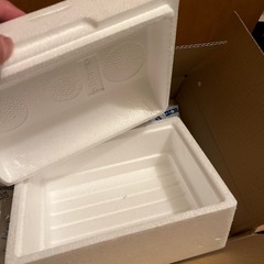 保冷剤と発泡スチロール箱の画像