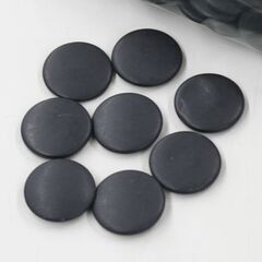 碁石 蛤白石 159個 那智黒石 165個 厚さ4～4.5㎜位 産地不明 札幌市 清田区 平岡の画像