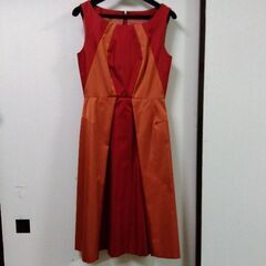 赤とオレンジのジャケット付きワンピースの画像