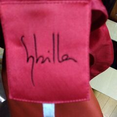 赤とオレンジのジャケット付きワンピースの画像