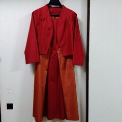 赤とオレンジのジャケット付きワンピースの画像