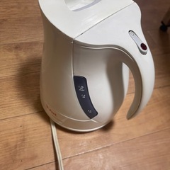 コーヒーグラインダーと電気ケトルの画像