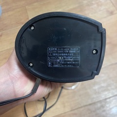 コーヒーグラインダーと電気ケトルの画像