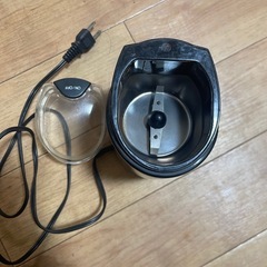 コーヒーグラインダーと電気ケトルの画像