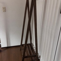 ハンガーラック　茶色の画像