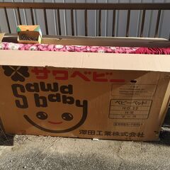 木製ベビーベッドの画像