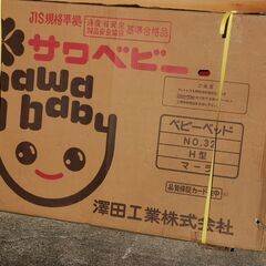 木製ベビーベッドの画像