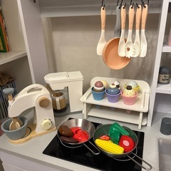 【取引中】おままごとキッチン&小物セット&ダイソン掃除機（おもちゃ）の画像