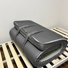 シングルベッド 白 木製 シンプル／丸められるマット付／府中市／4階EVなし 手伝い可 ※明日（月）引き取り希望の画像