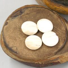 碁石 碁笥セット 蛤白石 216個 那智黒石 172個 厚さ4～5mm位 産地不明 変わった形の碁笥 札幌市 清田区 平岡の画像