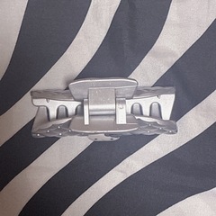 ハローキティ バンス ヘアクリップ メタリック シルバー サンリオの画像