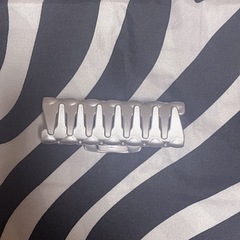 ハローキティ バンス ヘアクリップ メタリック シルバー サンリオの画像