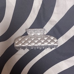 ハローキティ バンス ヘアクリップ メタリック シルバー サンリオの画像