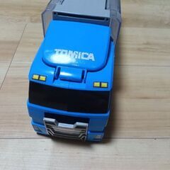 トミカおかたづけコンボイとトミカの車付きの画像