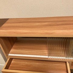 手渡し可 カウンター上置き収納棚〔幅90cm〕ガラス扉付き キッチンの画像