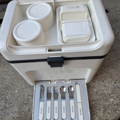 クーラーとカトラリーのセット
の画像