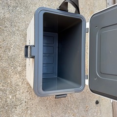 クーラーとカトラリーのセット
の画像