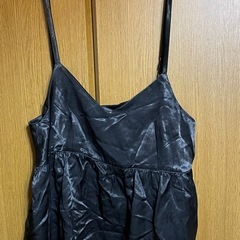 キャミソール 光沢のある素材の画像