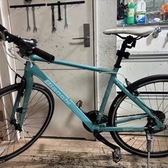 Bianchi ROMA  Ⅳクロスバイク、ビアンキカラーのスタイリッシュなデザイン。の画像
