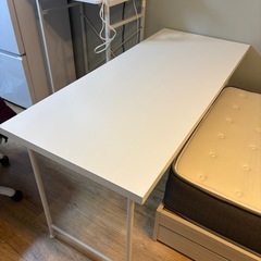 IKEA◆ラグカプテン/スタンド デスク机の画像