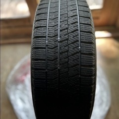 アルミホイール付きスタッドレスタイヤの画像