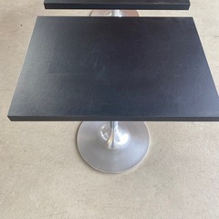 飲み屋さんにありそうな テーブルの画像