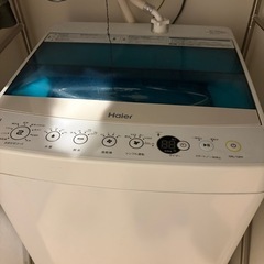 テレビ、テレビ台、電子レンジ、炊飯器、洗濯機
の画像