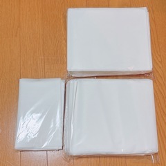 バスタオル60枚・タオルシーツ3枚・ペーパーシーツ22枚・金庫の画像