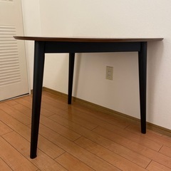 半円テーブルの画像