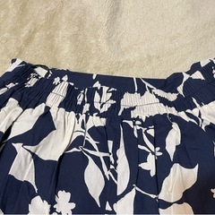 葉っぱ柄 フレア スカート 白と紺の画像