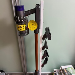 ダイソン掃除機　
Dyson cyclone v10 fluffy 付属品　スタンド付の画像