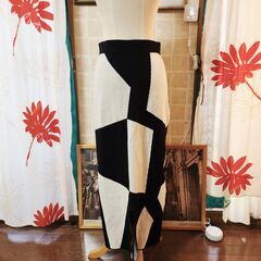 ゆるりと大きなサイズ。すらりとスタイルよく、そして最高に楽なニットロングスカート。いかがでしょうか？の画像