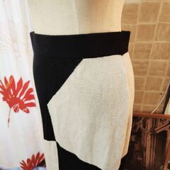 ゆるりと大きなサイズ。すらりとスタイルよく、そして最高に楽なニットロングスカート。いかがでしょうか？の画像