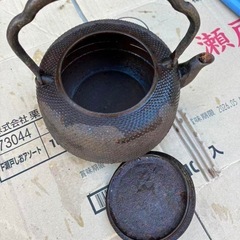 南部鉄器 鋳鉄製 ダークブラウン 鉄瓶。固定式取っ手の画像