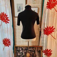 ΞBOOGIE WOOGIE(ブギウギ) さらりとお洒落、そしてちょこりとお茶目。大人可愛いハイネック、いかがでしょうか？の画像