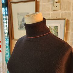 ΞBOOGIE WOOGIE(ブギウギ) さらりとお洒落、そしてちょこりとお茶目。大人可愛いハイネック、いかがでしょうか？の画像