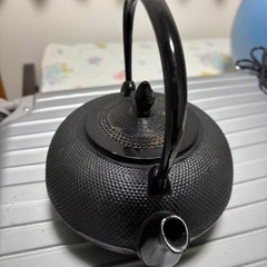 南部鉄器。黒い鋳鉄製鉄瓶 網目模様 固定式取っ手。の画像