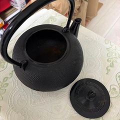 南部鉄器。黒い鋳鉄製鉄瓶 網目模様 固定式取っ手。の画像