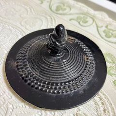 南部鉄器。黒い鋳鉄製鉄瓶 網目模様 固定式取っ手。の画像