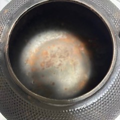 南部鉄器。黒い鋳鉄製鉄瓶 網目模様 固定式取っ手。の画像