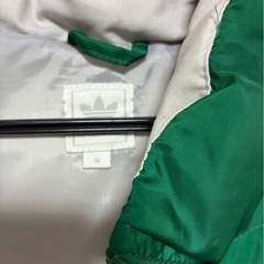 adidasベストジャンパーの画像