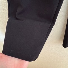 ブラック クロップドパンツの画像