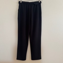 ブラック クロップドパンツの画像