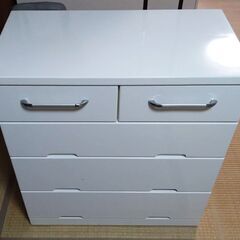 【無料】4段式チェスト 収納棚 収納ケース 衣類収入家具になります。の画像