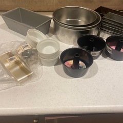 お菓子作り　ケーキ型、クッキー型、デコレーション回転台、絞り袋、絞り口。の画像