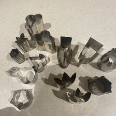 お菓子作り　ケーキ型、クッキー型、デコレーション回転台、絞り袋、絞り口。の画像