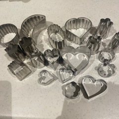 お菓子作り　ケーキ型、クッキー型、デコレーション回転台、絞り袋、絞り口。の画像