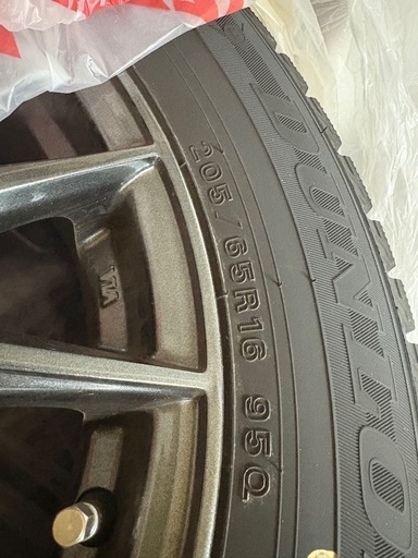 スタッドレスタイヤ　205/65 R16