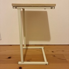 コの字型　サイドテーブルの画像