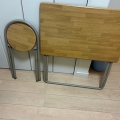 折りたたみテーブルとイスのセットの画像